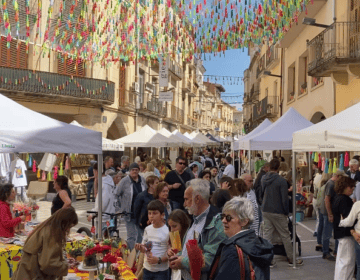 Tàrrega celebra la diada de Sant Jordi sota un cel de borles decoratives