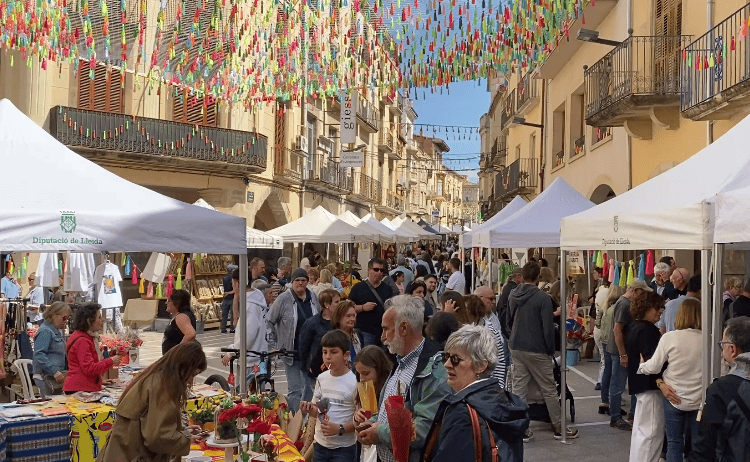 Tàrrega celebra la diada de Sant Jordi sota un cel de borles decoratives