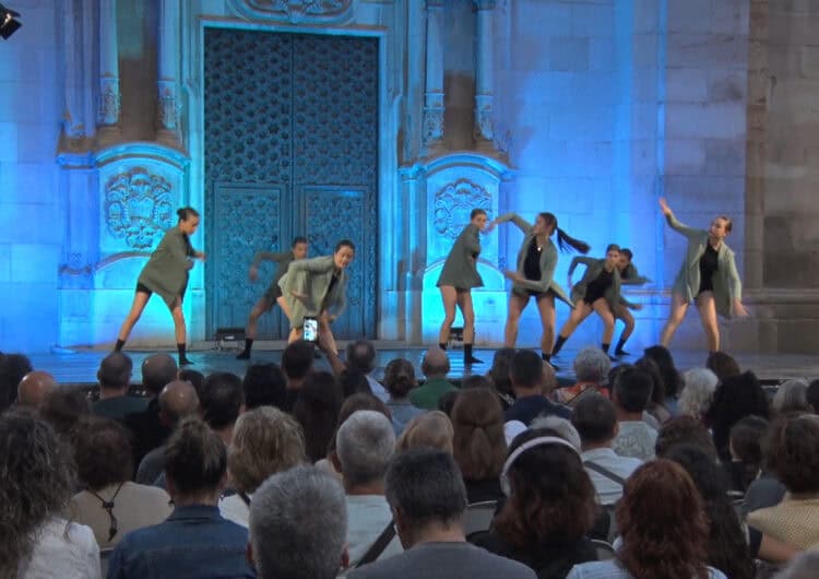 La dansa fa lluir la Plaça Major de Tàrrega
