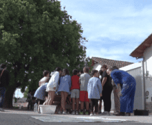 Un lledoner de ceràmica entronca art, inclusió i comunitat a l’escola de Sant Martí de Maldà