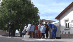 Un lledoner de ceràmica entronca art, inclusió i comunitat a&hellip;