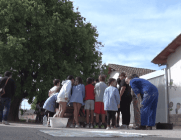 Un lledoner de ceràmica entronca art, inclusió i comunitat a l’escola de Sant Martí de Maldà