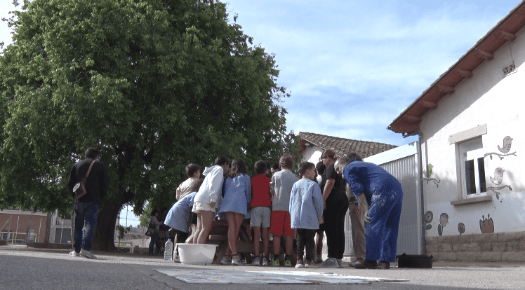 Un lledoner de ceràmica entronca art, inclusió i comunitat a l’escola de Sant Martí de Maldà