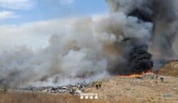 Els Bombers treballen en un incendi a l’abocador de Tàrrega amb dotze dotacions, tres d’aèries