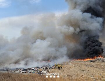 Els Bombers treballen en un incendi a l’abocador de Tàrrega amb dotze dotacions, tres d’aèries