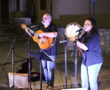La plaça dels Comediants de Tàrrega s’omple de cançons i danses populars catalanes amb el duo Ballaveu