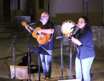 La plaça dels Comediants de Tàrrega s’omple de cançons i danses populars catalanes amb el duo Ballaveu