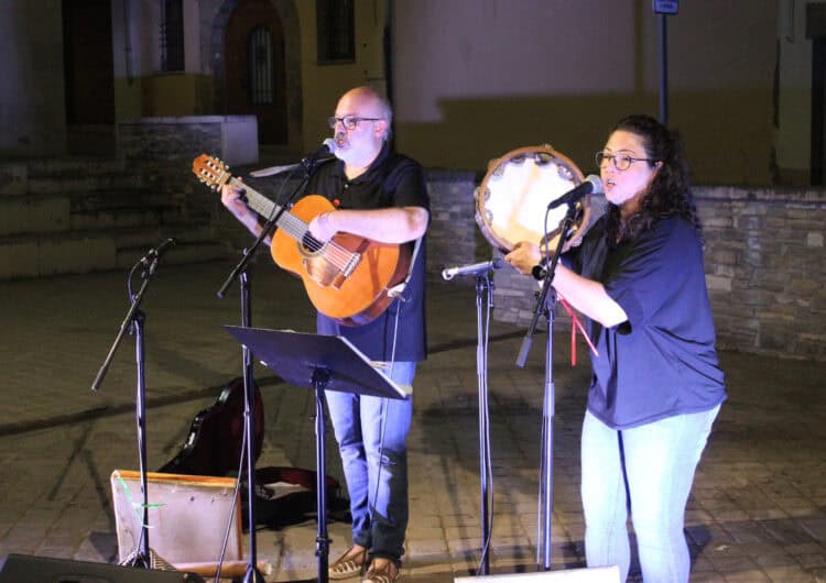 La plaça dels Comediants de Tàrrega s’omple de cançons i danses populars catalanes amb el duo Ballaveu