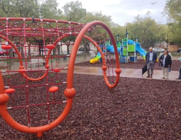 Tàrrega finalitza la remodelació de la plaça d’Europa, que afegeix una plataforma única davant l’Escola Àngel Guimerà per pacificar el trànsit